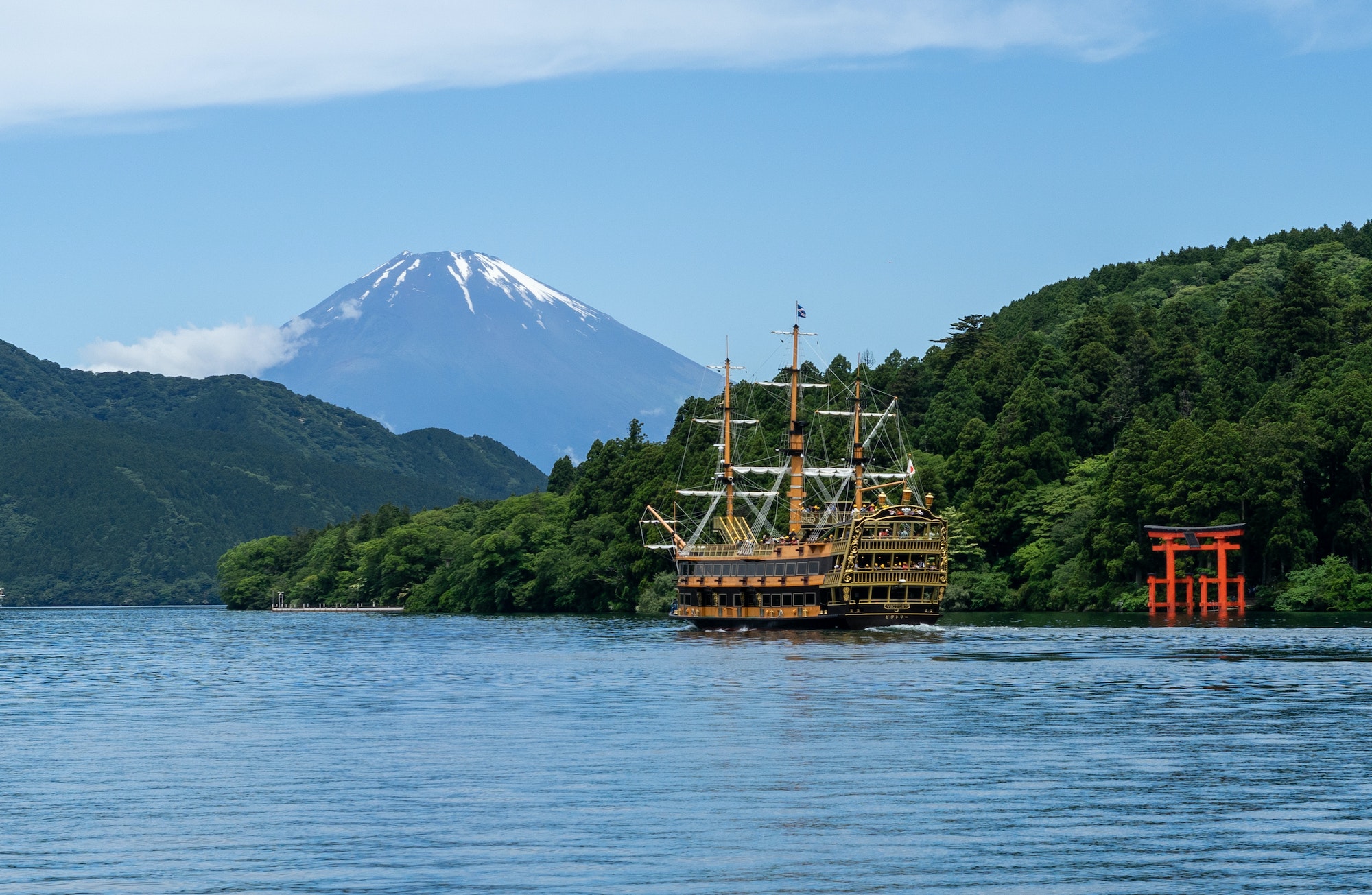 Hakone shrine with sightseeing cruise and mt.Fuji at lake Ashi, Japan